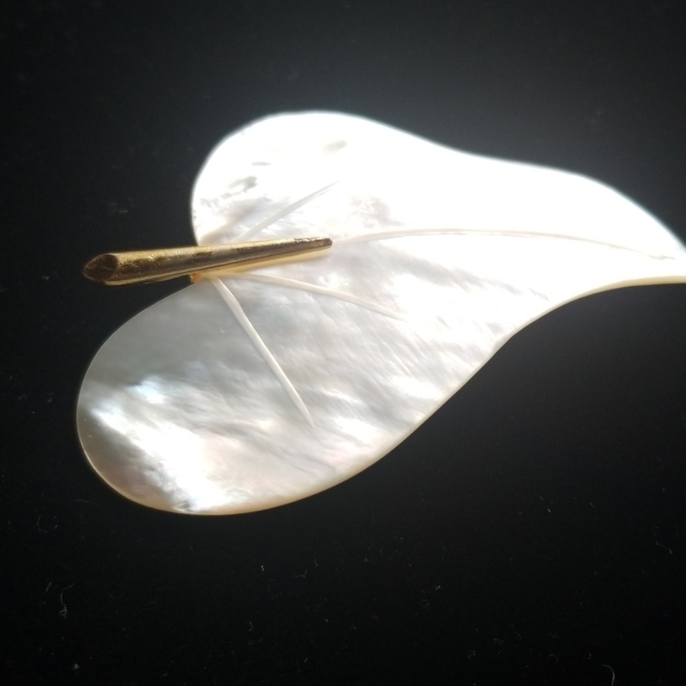 Leaf pin brooch mother of pearl with gold tone - Picture 4 of 4